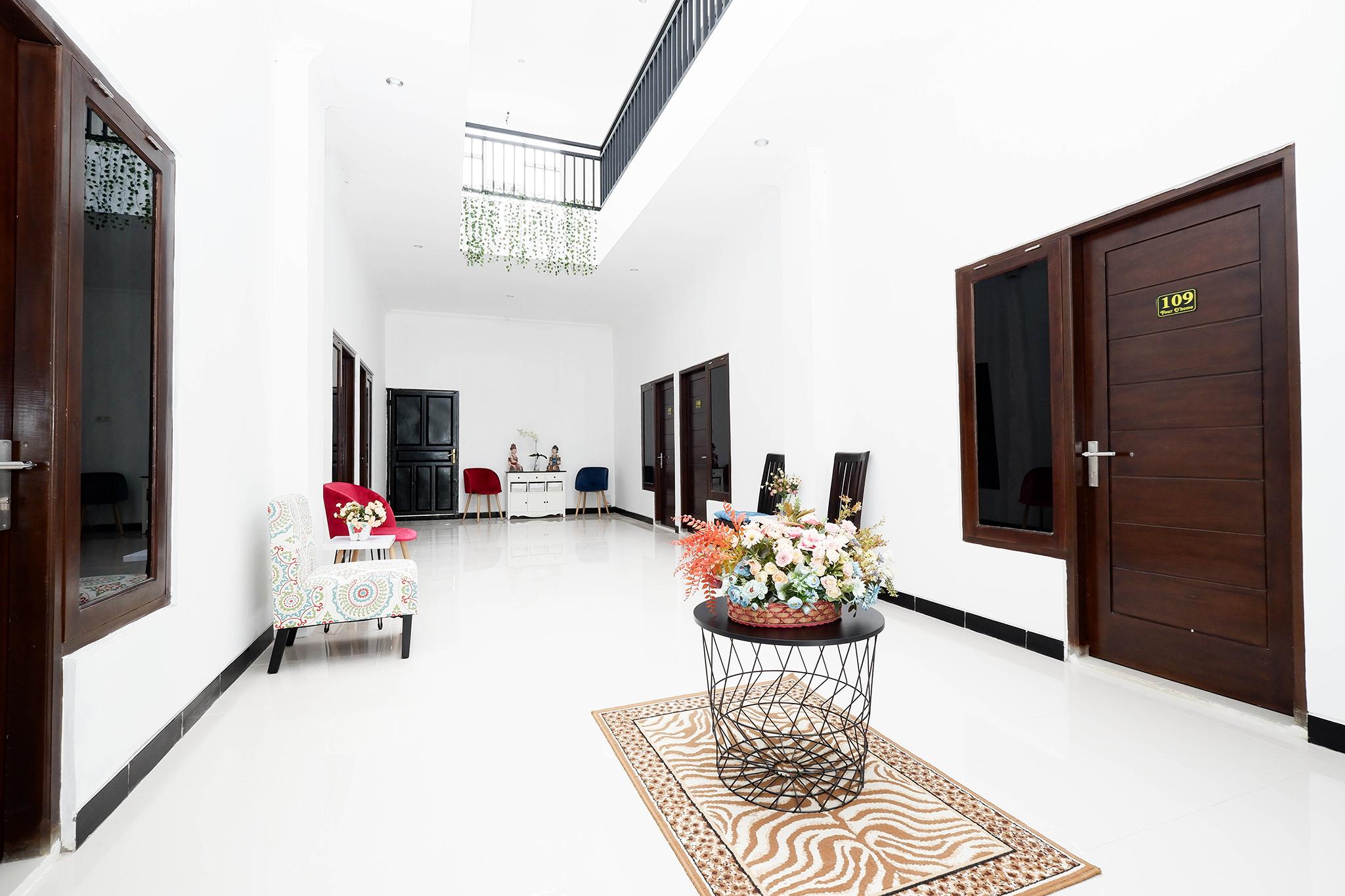 Vaccinated Staff - OYO 1611 Four D'home Solo Exterior foto